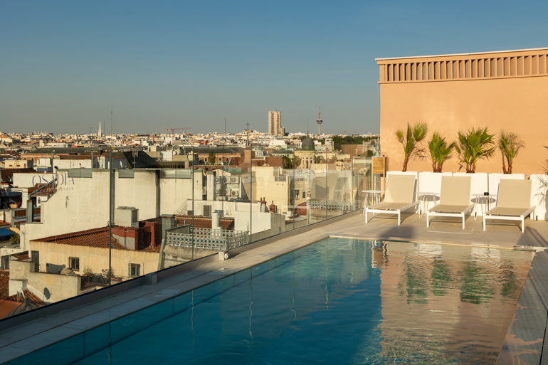 Osadía, la piscina móvil en el cielo de Gran Vía de la que no querrás salir