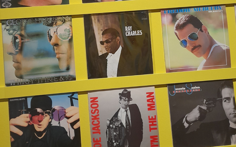 ‘Los vinilos de plásticos y decibelios’: la gran colección musical de Julián Ruiz que se transforma en una exposición