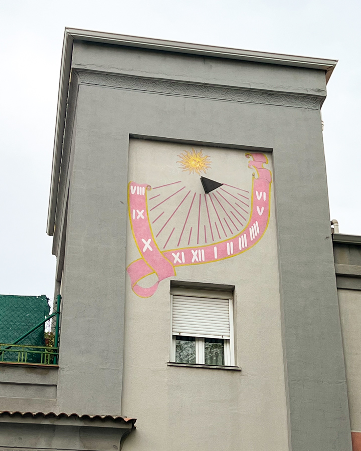 El barrio de Usera esconde en sus fachadas 17 relojes de sol