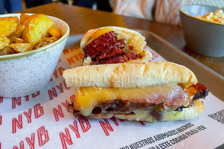 New York Burger, la mejor opción para celebrar el Día del Sándwich de Pastrami