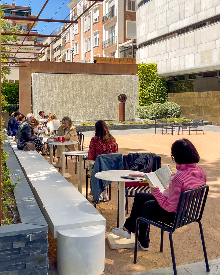 Fundación Juan March, cultura gratuita a la carta, café y un jardín idílico