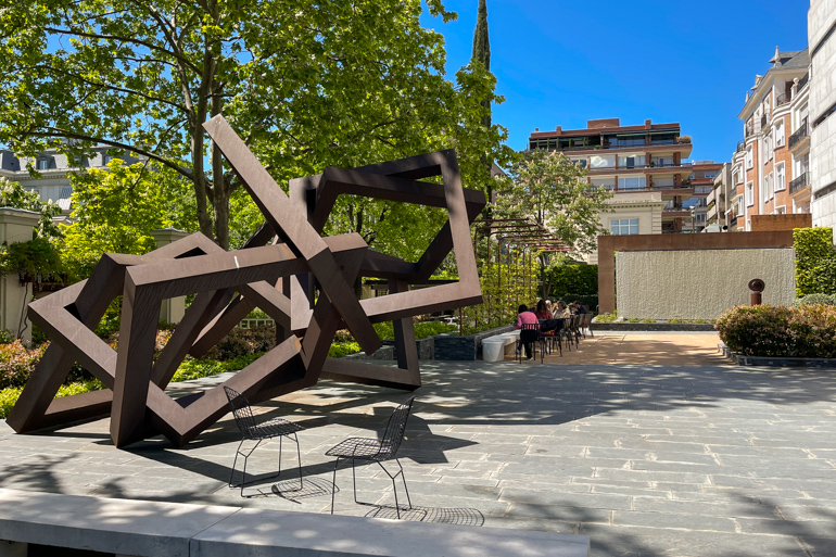 Fundación Juan March, cultura gratuita a la carta, café y un jardín idílico