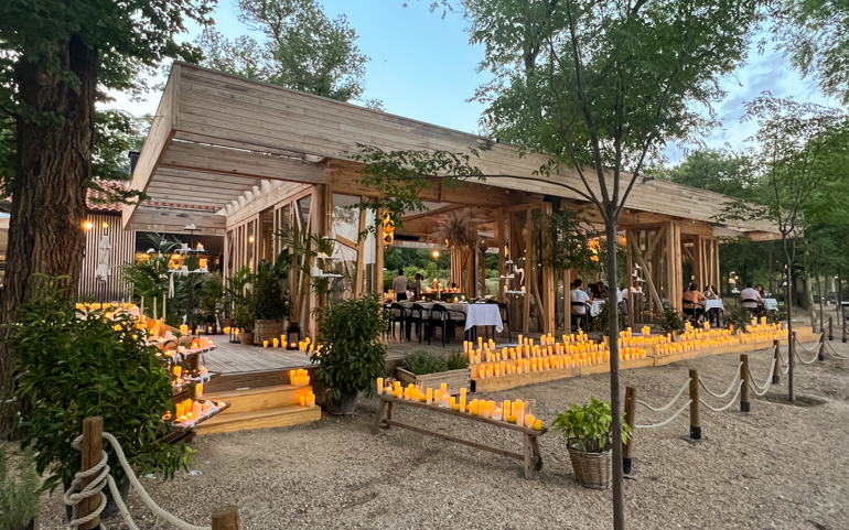 Villa Verbena celebra cenas a la luz de las velas en plena Casa de Campo