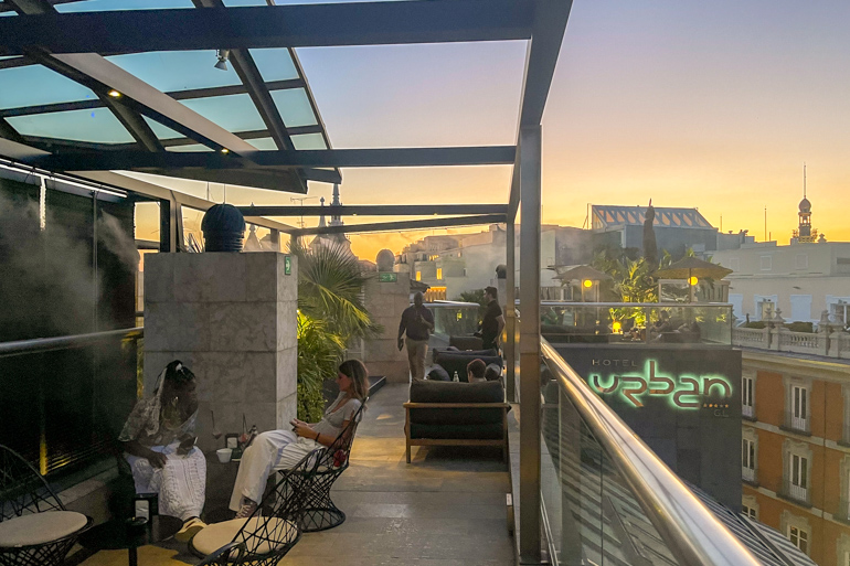 La terraza del Urban, cócteles y mordiscos 5* GL