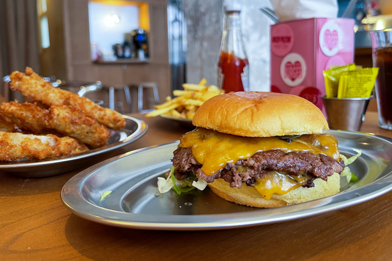 Kricky Pelton Burger bar