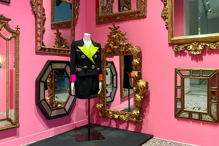 Gianni Versace, Frente al espejo