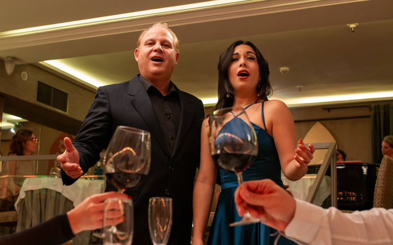 Nuevo menú y versiones en las noches cantadas de El Café de la Ópera