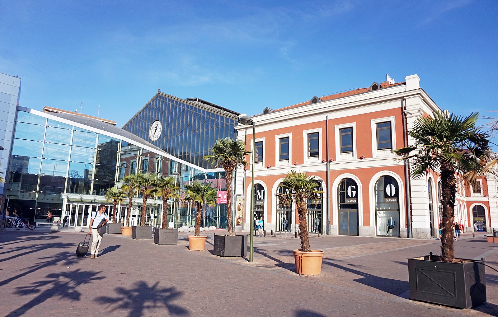 Descubre la Plaza Príncipe Pío: arte, cultura y diversión en el corazón de Madrid
