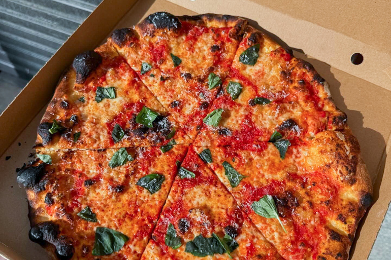 Santo Bakehouse abre la noche de jueves y viernes para hacer pizzas