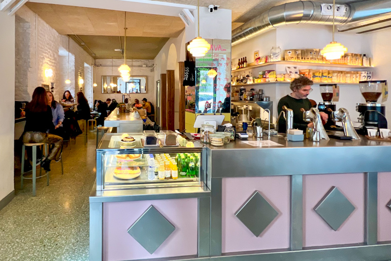 Trava wine bar, días de café y tardes de vinos en la calle Calatrava