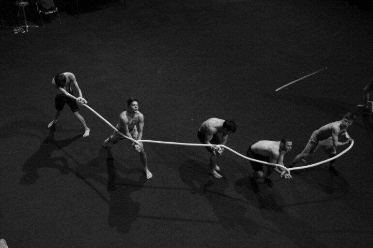 El espectáculo ucraniano "Revés" inaugura el festival de circo "Riesgo" en Madrid.