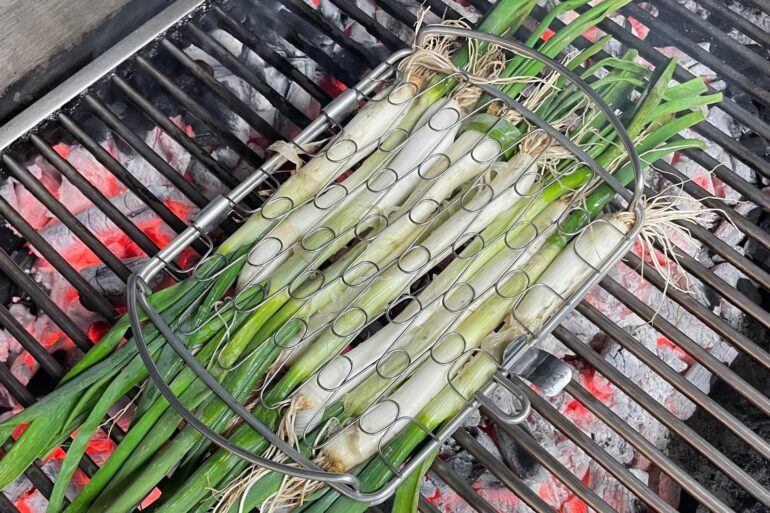 Calçots a la brasa en Juancho's BBQ