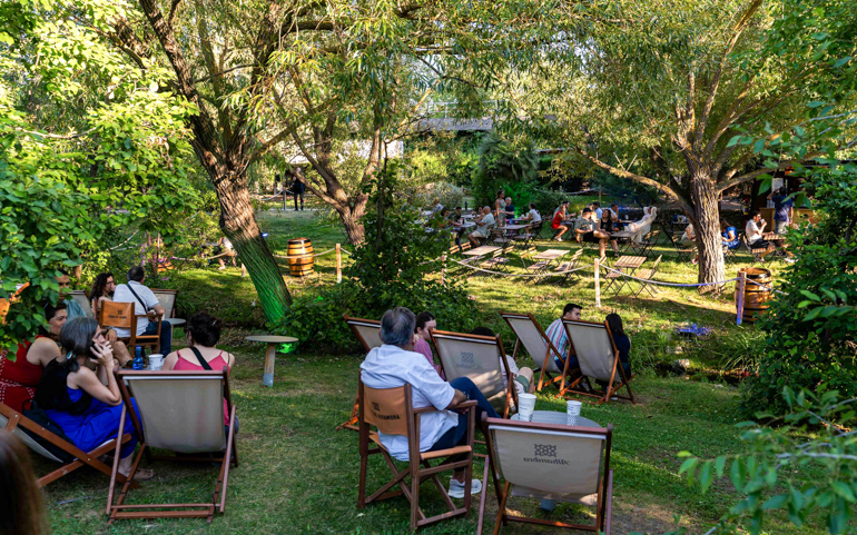 Zona Momentos Alhambra, un oasis musical en el que disfrutar sin prisa el antes y después de los conciertos de las Noches del Botánico