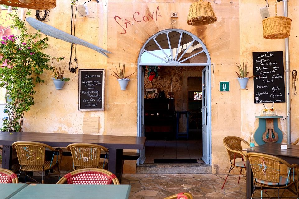 Escapadas diferentes desde Madrid: 5 ciudades para descubrir con alojamiento cómodo
