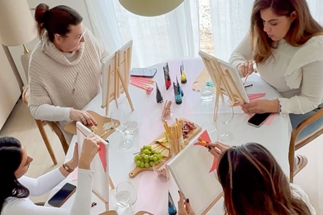 Planazo en casa: talleres artísticos con cata de vinos, y solo para tus amigas